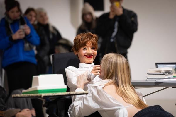 H13 2025: Stina Fors "Answer me, Pythia" (Kunstraum Niederösterreich, 21.11.2025) Foto: eSeL.at - Lorenz Seidler