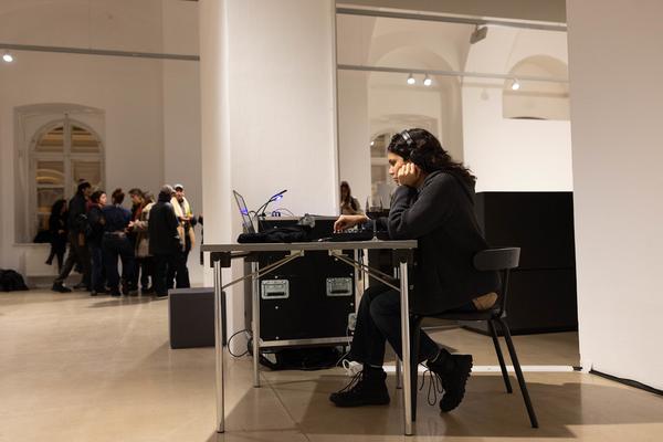 H13 2025: Stina Fors "Answer me, Pythia" (Kunstraum Niederösterreich, 21.11.2025) Foto: eSeL.at - Lorenz Seidler