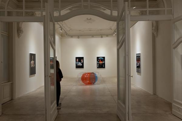 Hanakam &amp; Schuller &quot;Cosmic Commissioner&quot; (Galerie Krinzinger, 7.11. - 19.11.2025) Foto: eSeL.at - Lorenz Seidler