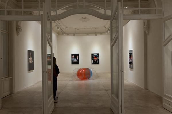 Hanakam &amp; Schuller "Cosmic Commissioner" (Galerie Krinzinger, 7.11. - 19.11.2025) Foto: eSeL.at - Lorenz Seidler
