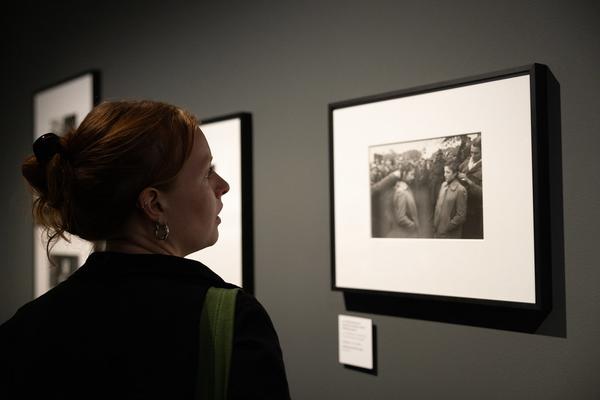 Henri Cartier-Bresson &quot;Watch! Watch! Watch!&quot; (Fotoarsenal Wien, 28.6. - 21.9.2025) Foto: eSeL.at - Lorenz Seidler