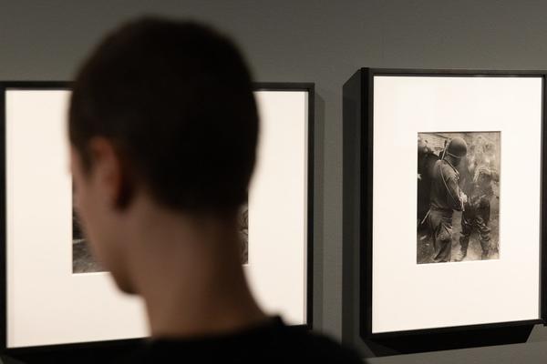 Henri Cartier-Bresson &quot;Watch! Watch! Watch!&quot; (Fotoarsenal Wien, 28.6. - 21.9.2025) Foto: eSeL.at - Lorenz Seidler