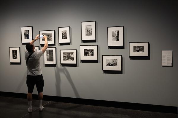 Henri Cartier-Bresson &quot;Watch! Watch! Watch!&quot; (Fotoarsenal Wien, 28.6. - 21.9.2025) Foto: eSeL.at - Lorenz Seidler