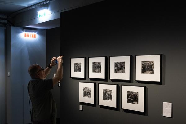 Henri Cartier-Bresson &quot;Watch! Watch! Watch!&quot; (Fotoarsenal Wien, 28.6. - 21.9.2025) Foto: eSeL.at - Lorenz Seidler