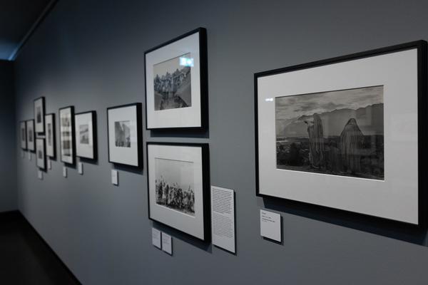 Henri Cartier-Bresson &quot;Watch! Watch! Watch!&quot; (Fotoarsenal Wien, 28.6. - 21.9.2025) Foto: eSeL.at - Lorenz Seidler