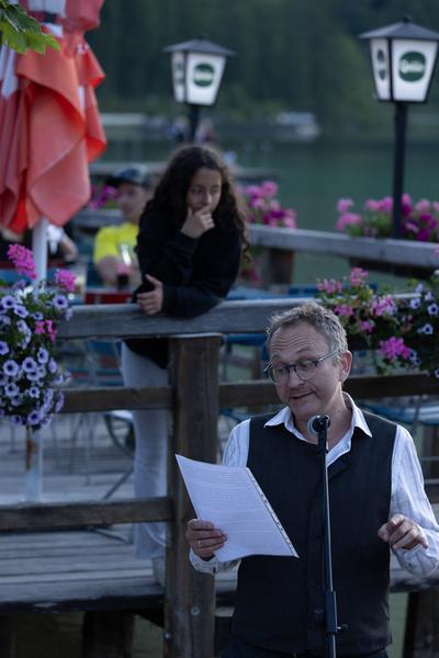 Viertelfestival: Wortwerft "beendet. Hermann geht die Wortwerft baden" (Erlaufsee, 21.6.2025) Foto: eSeL.at - Lorenz Seidler