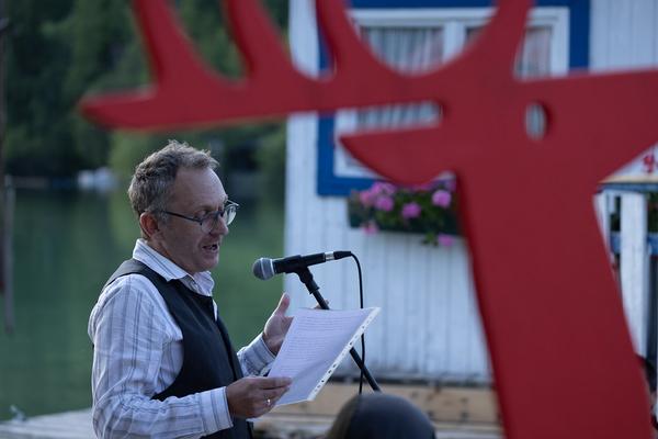 Viertelfestival: Wortwerft "beendet. Hermann geht die Wortwerft baden" (Erlaufsee, 21.6.2025) Foto: eSeL.at - Lorenz Seidler