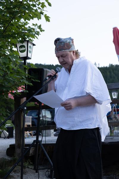 Viertelfestival: Wortwerft "beendet. Hermann geht die Wortwerft baden" (Erlaufsee, 21.6.2025) Foto: eSeL.at - Lorenz Seidler
