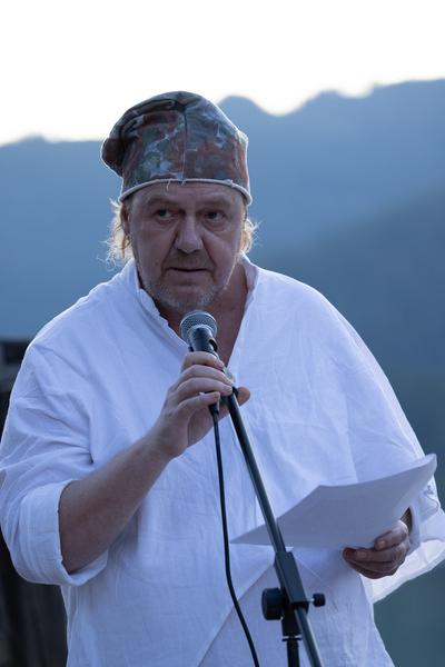 Viertelfestival: Wortwerft "beendet. Hermann geht die Wortwerft baden" (Erlaufsee, 21.6.2025) Foto: eSeL.at - Lorenz Seidler