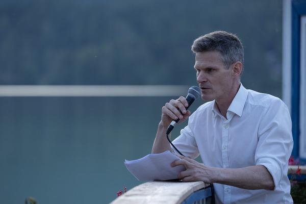 Viertelfestival: Wortwerft "beendet. Hermann geht die Wortwerft baden" (Erlaufsee, 21.6.2025) Foto: eSeL.at - Lorenz Seidler
