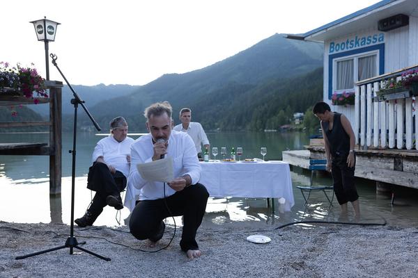 Viertelfestival: Wortwerft "beendet. Hermann geht die Wortwerft baden" (Erlaufsee, 21.6.2025) Foto: eSeL.at - Lorenz Seidler
