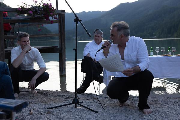 Viertelfestival: Wortwerft "beendet. Hermann geht die Wortwerft baden" (Erlaufsee, 21.6.2025) Foto: eSeL.at - Lorenz Seidler