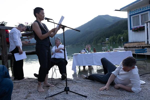 Viertelfestival: Wortwerft "beendet. Hermann geht die Wortwerft baden" (Erlaufsee, 21.6.2025) Foto: eSeL.at - Lorenz Seidler