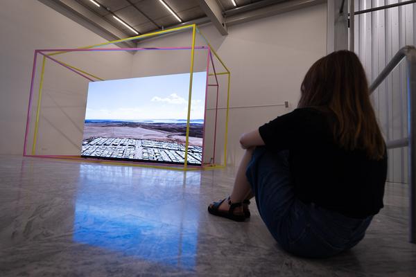 Hito Steyerl &quot;Der Menschheit ist die Kugel bei einem Ohr hinein und beim anderen herausgeflogen&quot; (MAK Contemporary, 25.6.2025 - 11.1.2026) Foto: eSeL.at - Lorenz Seidler