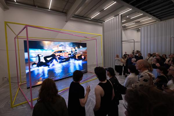 Hito Steyerl "Der Menschheit ist die Kugel bei einem Ohr hinein und beim anderen herausgeflogen" (MAK Contemporary, 25.6.2025 - 11.1.2026) Foto: eSeL.at - Lorenz Seidler