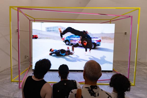 Hito Steyerl "Der Menschheit ist die Kugel bei einem Ohr hinein und beim anderen herausgeflogen" (MAK Contemporary, 25.6.2025 - 11.1.2026) Foto: eSeL.at - Lorenz Seidler
