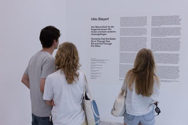 Hito Steyerl "Der Menschheit ist die Kugel bei einem Ohr hinein und beim anderen herausgeflogen" (MAK Contemporary, 25.6.2025 - 11.1.2026) Foto: eSeL.at - Lorenz Seidler