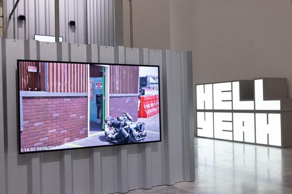 Hito Steyerl "Der Menschheit ist die Kugel bei einem Ohr hinein und beim anderen herausgeflogen" (MAK Contemporary, 25.6.2025 - 11.1.2026) Foto: eSeL.at - Lorenz Seidler