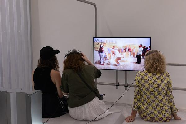 Hito Steyerl "Der Menschheit ist die Kugel bei einem Ohr hinein und beim anderen herausgeflogen" (MAK Contemporary, 25.6.2025 - 11.1.2026) Foto: eSeL.at - Lorenz Seidler