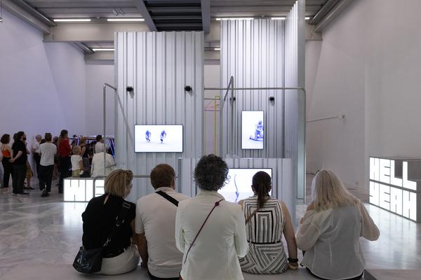 Hito Steyerl "Der Menschheit ist die Kugel bei einem Ohr hinein und beim anderen herausgeflogen" (MAK Contemporary, 25.6.2025 - 11.1.2026) Foto: eSeL.at - Lorenz Seidler