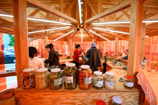 Creatives for Vienna – Making Spaces X Klima Biennale Wien: Wiener Würstelstand (Funkhaus, 25.04.2026) Foto: Wirtschaftsagentur Wien / eSeL.at - Joanna Pianka