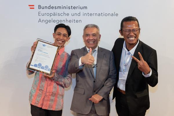 Yayasan Lembaga Bantuan
Hukum Kalimantan Barat
(LBH Kalbar): "KALABAHU (Legal Aid Coaching Clinic)" - Award Category "Religious Freedom" @ Intercultural Achievement Award 2026 (BMEIA, 13.10.2026) Foto: eseL.at - Lorenz Seidler