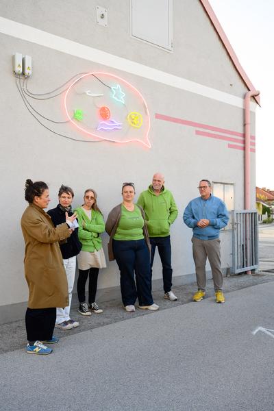 Kathrin Wojtowicz: Fassade 07 (20.10.2026, Stadt-Raum-Welt-What? #3, Jugendtreff Teesdorf) Foto: Joanna Pianka / Koer Niederösterreich