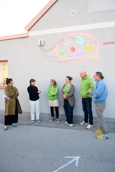 Kathrin Wojtowicz: Fassade 07 (20.10.2026, Stadt-Raum-Welt-What? #3, Jugendtreff Teesdorf) Foto: Joanna Pianka / Koer Niederösterreich