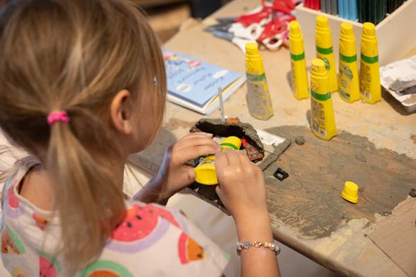 MQ Kinder Kultur Parcours 2026: "Bauen und Basteln mit Alltagsgegenständen" (MQ Freiraum, 30.5.2026) Foto: eSeL.at - Lorenz Seidler
