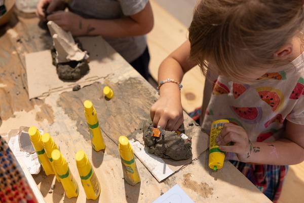 MQ Kinder Kultur Parcours 2026: "Bauen und Basteln mit Alltagsgegenständen" (MQ Freiraum, 30.5.2026) Foto: eSeL.at - Lorenz Seidler