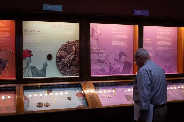 Kopf &amp; Kragen. Münzen machen Mode (Münzkabinett - Kunsthistorisches Museum, ab 11.11.2025) Foto: eSeL.at - Lorenz Seidler