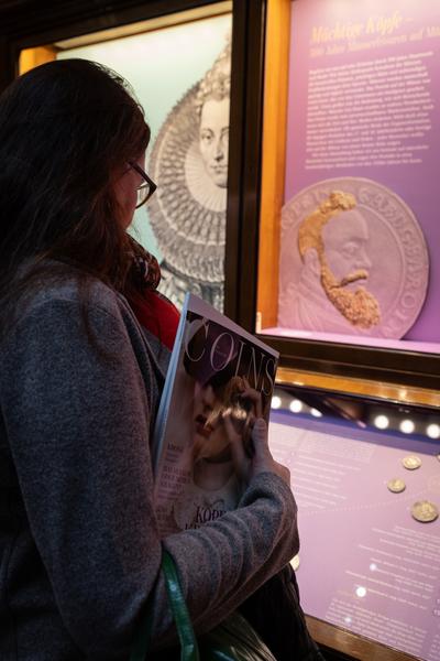 Kopf &amp; Kragen. Münzen machen Mode (Münzkabinett - Kunsthistorisches Museum, ab 11.11.2025) Foto: eSeL.at - Lorenz Seidler