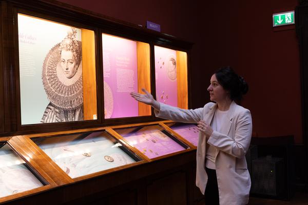 Kopf &amp; Kragen. Münzen machen Mode (Münzkabinett - Kunsthistorisches Museum, ab 11.11.2025) Foto: eSeL.at - Lorenz Seidler