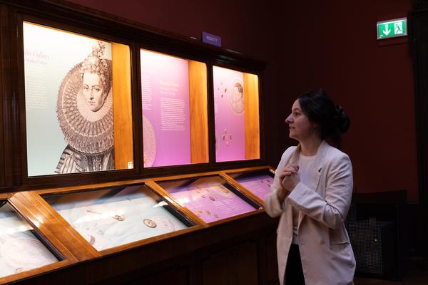 Kopf &amp; Kragen. Münzen machen Mode (Münzkabinett - Kunsthistorisches Museum, ab 11.11.2025) Foto: eSeL.at - Lorenz Seidler