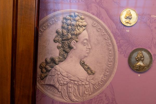 Kopf &amp; Kragen. Münzen machen Mode (Münzkabinett - Kunsthistorisches Museum, ab 11.11.2025) Foto: eSeL.at - Lorenz Seidler