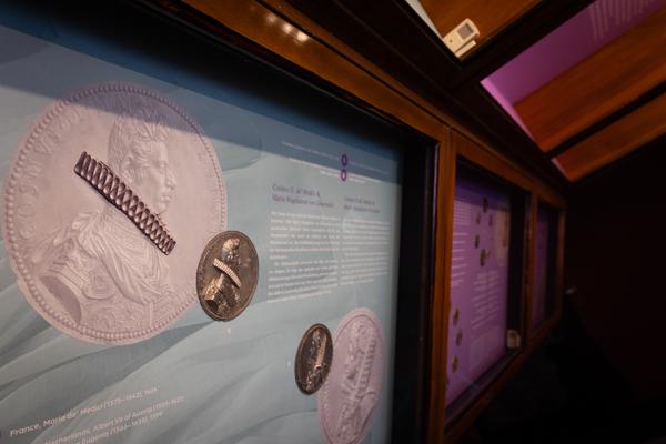 Kopf &amp; Kragen. Münzen machen Mode (Münzkabinett - Kunsthistorisches Museum, ab 11.11.2025) Foto: eSeL.at - Lorenz Seidler