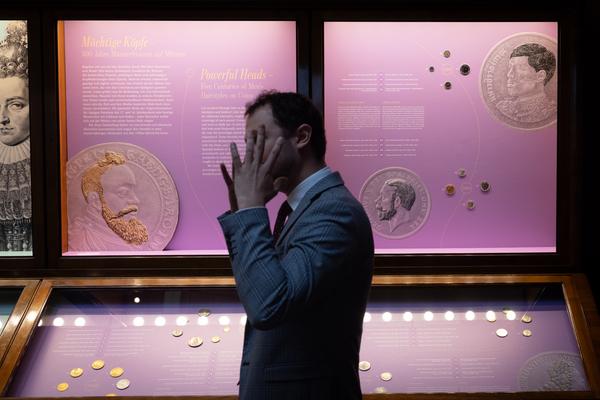 Kopf &amp; Kragen. Münzen machen Mode (Münzkabinett - Kunsthistorisches Museum, ab 11.11.2025) Foto: eSeL.at - Lorenz Seidler