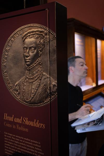 Kopf &amp; Kragen. Münzen machen Mode (Münzkabinett - Kunsthistorisches Museum, ab 11.11.2025) Foto: eSeL.at - Lorenz Seidler
