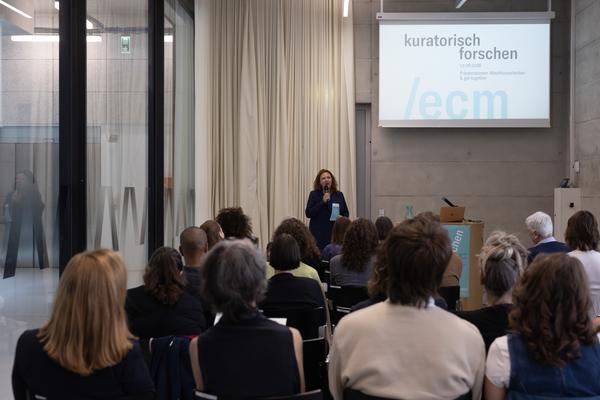 "kuratorisch forschen" - Präsentationen ecm Abschlußarbeiten (Univ. f. Angewandte Kunst, 12.6.2026) Foto: eSeL.at - Lorenz Seidler
