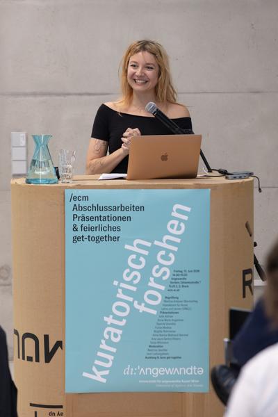"kuratorisch forschen" - Präsentationen ecm Abschlußarbeiten (Univ. f. Angewandte Kunst, 12.6.2026) Foto: eSeL.at - Lorenz Seidler