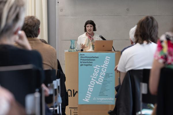 "kuratorisch forschen" - Präsentationen ecm Abschlußarbeiten (Univ. f. Angewandte Kunst, 12.6.2026) Foto: eSeL.at - Lorenz Seidler