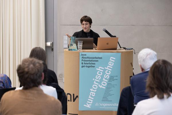 "kuratorisch forschen" - Präsentationen ecm Abschlußarbeiten (Univ. f. Angewandte Kunst, 12.6.2026) Foto: eSeL.at - Lorenz Seidler