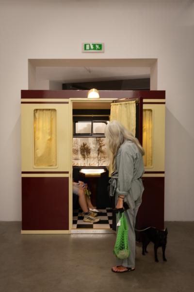 Lucy McKenzie &quot;Orchestrion&quot; (Franz Josefs Kai 3, 6.6.2025—18.1.2026) Foto: eSeL.at - Lorenz Seidler