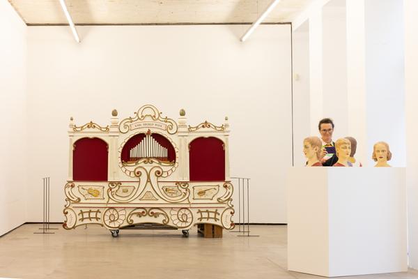 Lucy McKenzie &quot;Orchestrion&quot; (Franz Josefs Kai 3, 6.6.2025—18.1.2026) Foto: eSeL.at - Lorenz Seidler