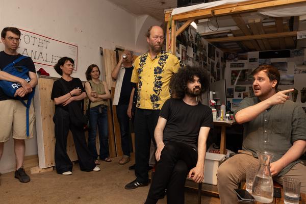 AIT artloop &amp; Wiener KI Gespräche: "Maschinen lernen nicht" (Wandzeitung #64 / Atelier Steinbrener/Dempf &amp; Huber, 14.7.2026) Foto: eSeL.at - Lorenz Seidler