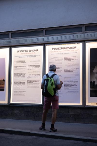 AIT artloop &amp; Wiener KI Gespräche: "Maschinen lernen nicht" (Wandzeitung #64 / Atelier Steinbrener/Dempf &amp; Huber, 14.7.2026) Foto: eSeL.at - Lorenz Seidler