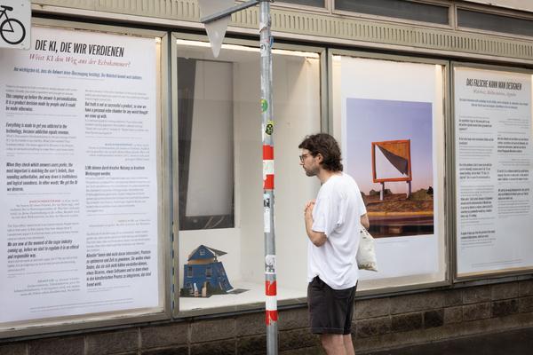 AIT artloop &amp; Wiener KI Gespräche: "Maschinen lernen nicht" (Wandzeitung #64 / Atelier Steinbrener/Dempf &amp; Huber, 14.7.2026) Foto: eSeL.at - Lorenz Seidler