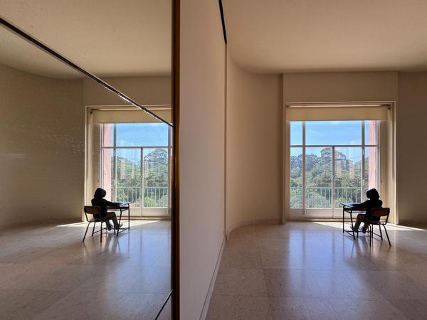 Maurizio Cattelan &quot;Sussurro&quot; (Casa de Serralves, Porto, 4.7.2025 - 11.1.2026) Foto: eSeL.at - Lorenz Seidler
