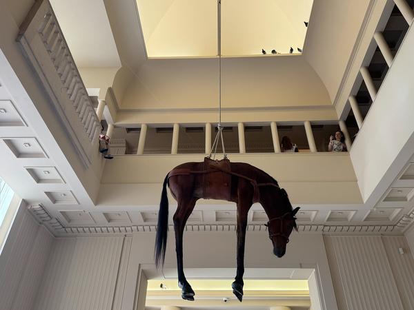 Maurizio Cattelan "Sussurro" (Casa de Serralves, Porto, 4.7.2025 - 11.1.2026) Foto: eSeL.at - Lorenz Seidler