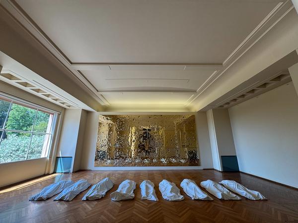 Maurizio Cattelan "Sussurro" (Casa de Serralves, Porto, 4.7.2025 - 11.1.2026) Foto: eSeL.at - Lorenz Seidler
